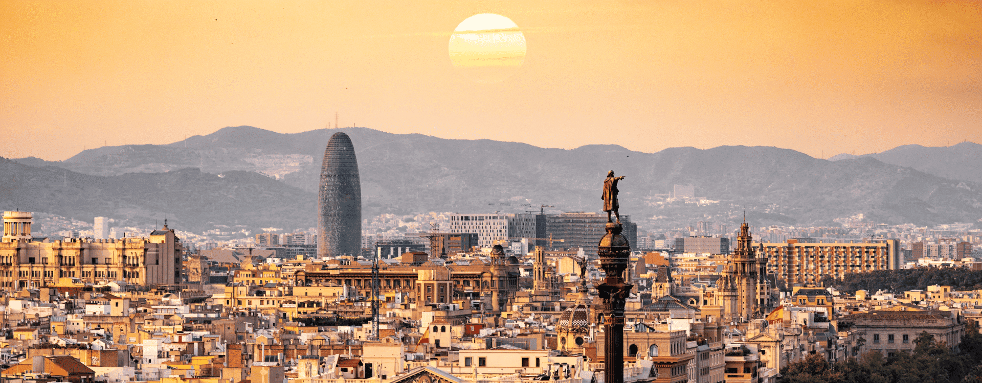 Live-Shopping-Expert-in-Barcelona-–-Be-the-face-of-a-famous-software-and-computer-brand.