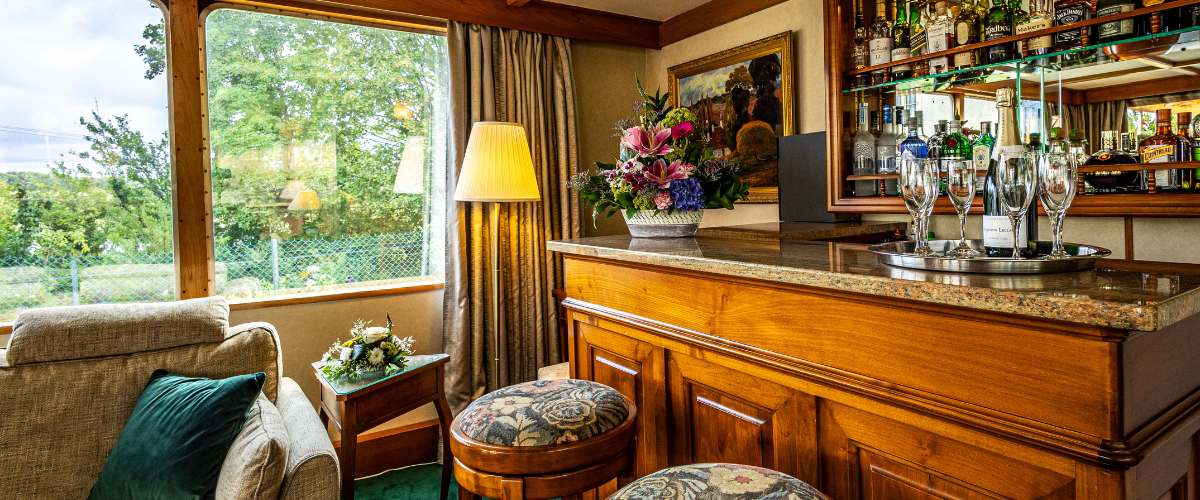 Hosts-needed-to-work-on-a-Luxury-Hotel-Barge-in-France-1.jpg